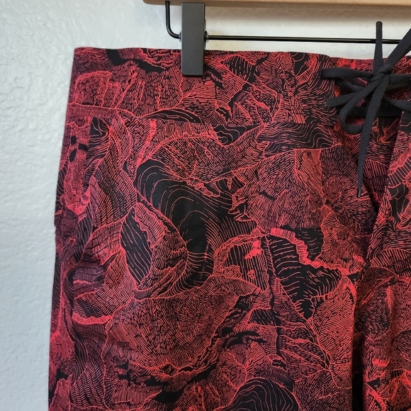 Lululemon Current State Board Short Men's Size 36 Red and Black - Picture 3 of 7